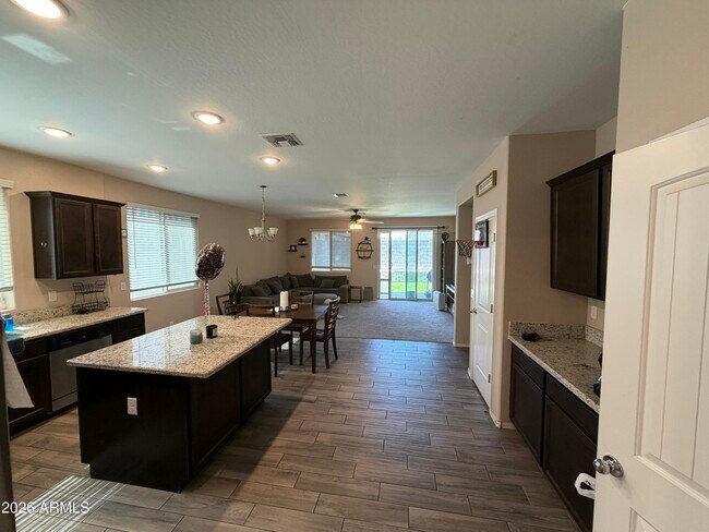 Foto del edificio - 24740 W Jessica Ln