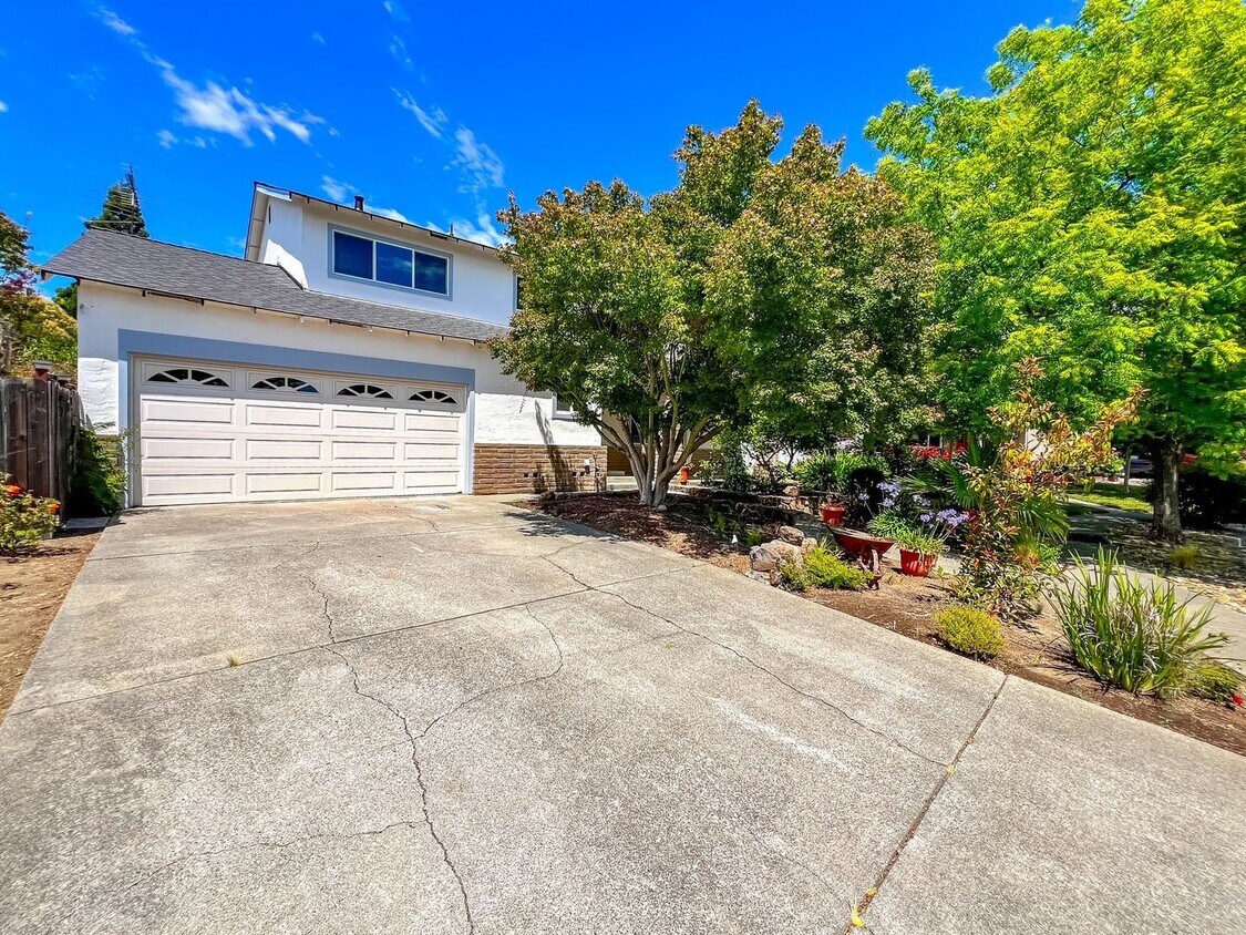 Building Photo - Charming Browns Valley Four Bedroom Home