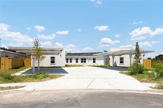 Building Photo - 2714 Primrose Dr