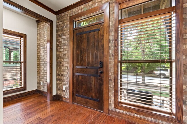 Building Photo - Prime Fayetteville Location with Easy Access to Amenities!
