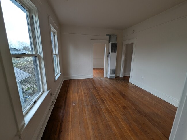 Building Photo - 715 SE 28th Ave