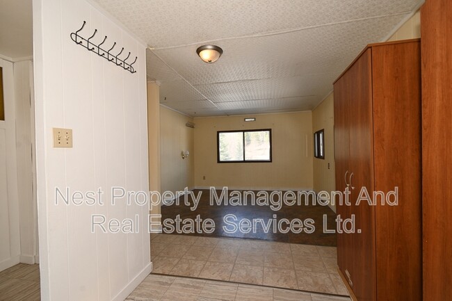 Building Photo - 1428 Iona Rd