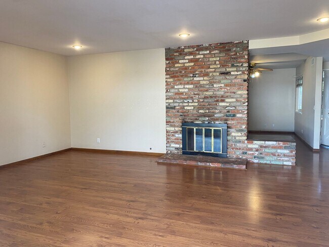 Foto del edificio - Beautiful 3 bedroom home with pool in Fountain Valley