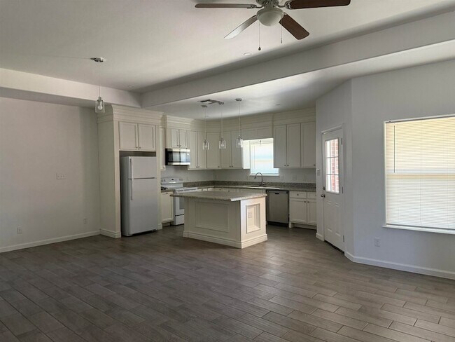 Building Photo - 314 Javier Dr