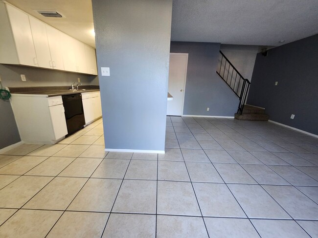 Building Photo - Charming 2-Bedroom Townhome