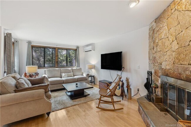 Building Photo - 324 Cliffside Dr