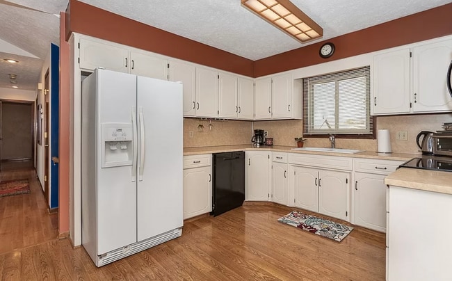 Building Photo - Spacious 4 Bedroom in Millard!!