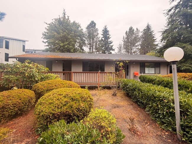 Building Photo - 1406 Bellevue Way NE