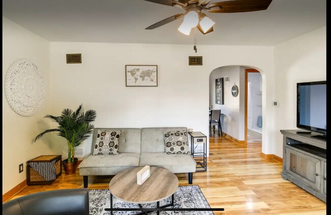 Foto del edificio - 115 E 13th St