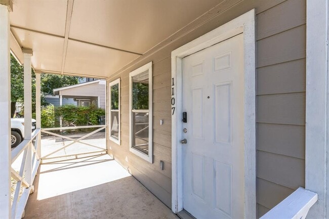 Building Photo - 1107 E 3rd St