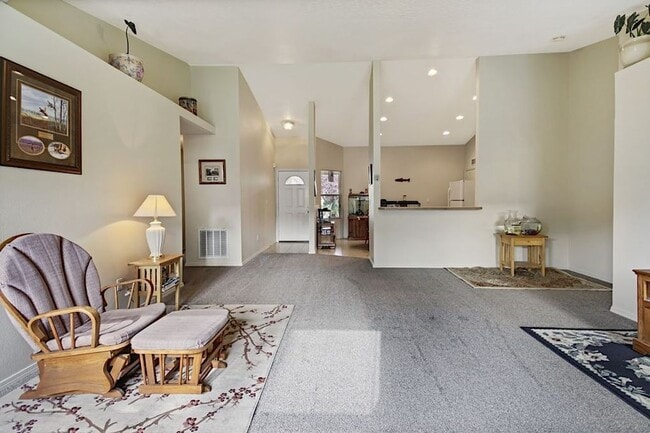 Building Photo - 301 Parkmont Way