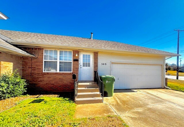 Photo - 309 W Vandament Ave (Yukon, OK)