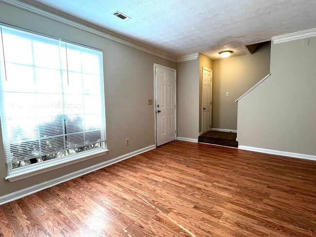 Building Photo - 3 Bedroom 2.5 Bath Townhome