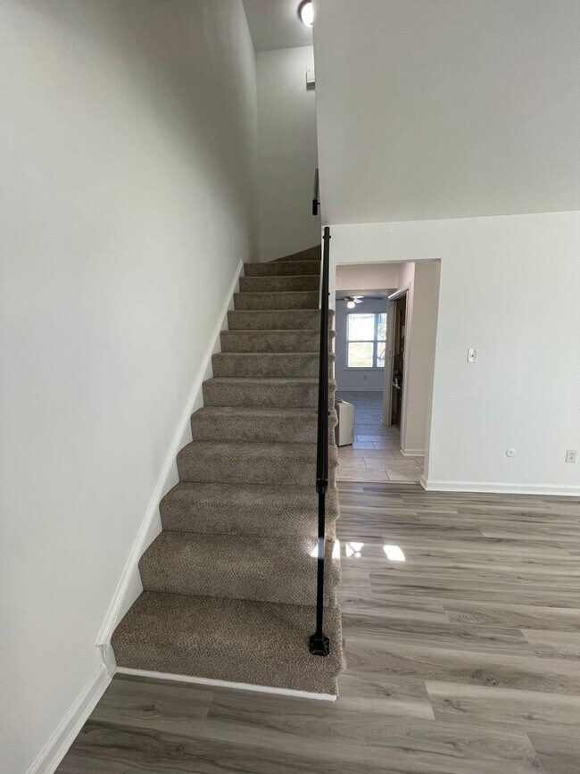 Foto del edificio - Centrally Located 3BR Townhome – Close to Everything!