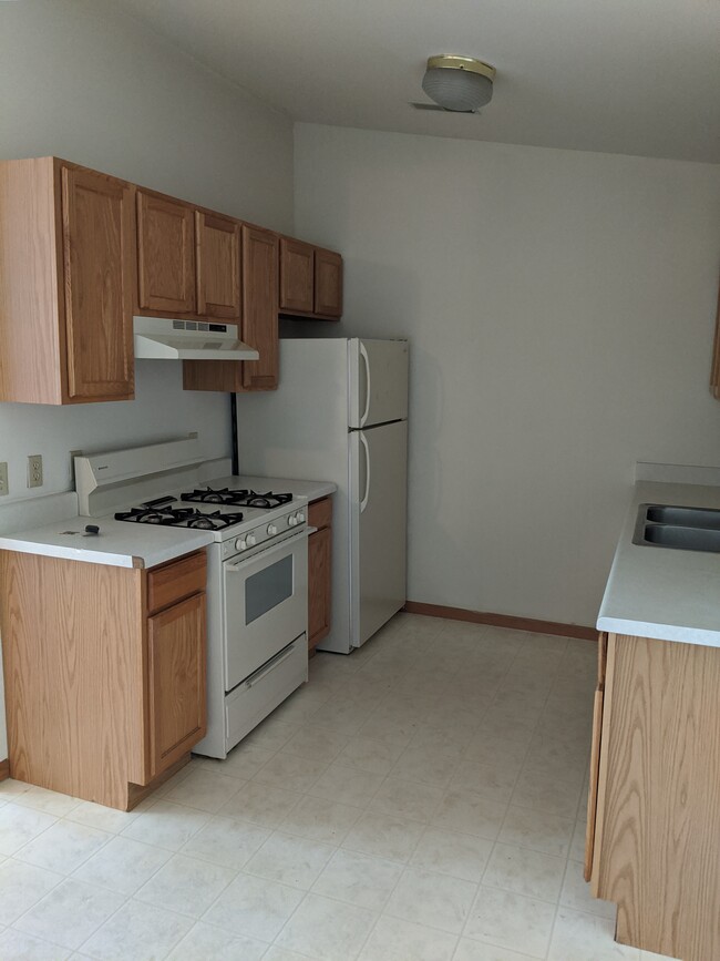 galley kitchen with diswasher - 1670 Wedgewood Dr