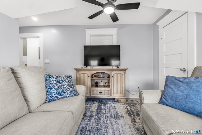 Building Photo - 277 Maplewood Ave