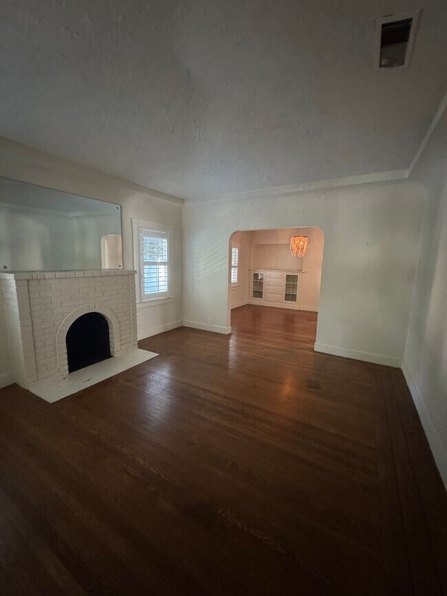 Foto del edificio - 3bed/1bath Single family home full of charm!