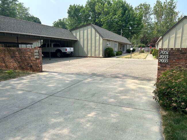 Building Photo - 2105 Cardinal Dr