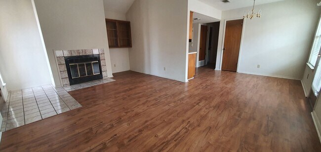 Foto del edificio - Spacious 2 bedroom 2 bath townhome COMING ...