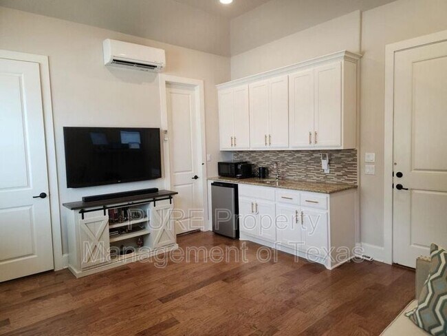 Building Photo - 715 Bottlebrush Dr