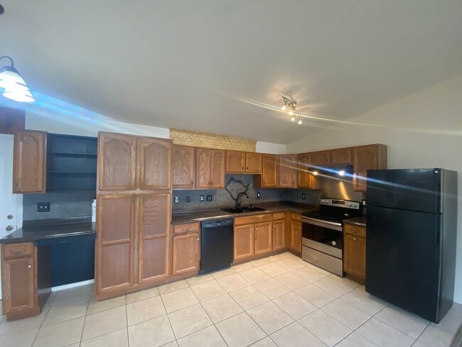 Building Photo - Spacious 3-Bedroom Home with Bonus Studio ...
