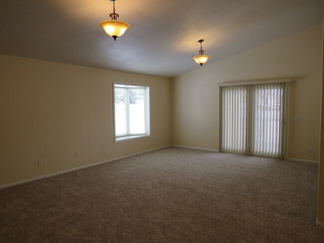 Foto del edificio - 5 Bed/ 3 Bath/ 3 Car Garage Gorgeous Executive Home in Coveted Castlewood Subdivision