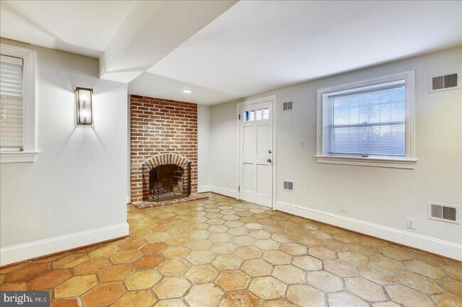 Building Photo - 719 G St SE