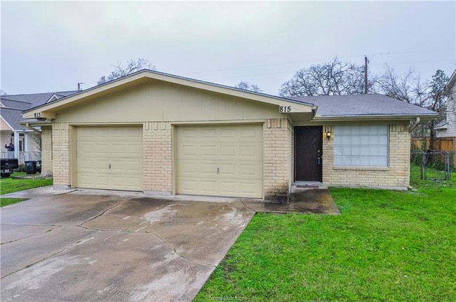 Building Photo - 815 Dominik Dr