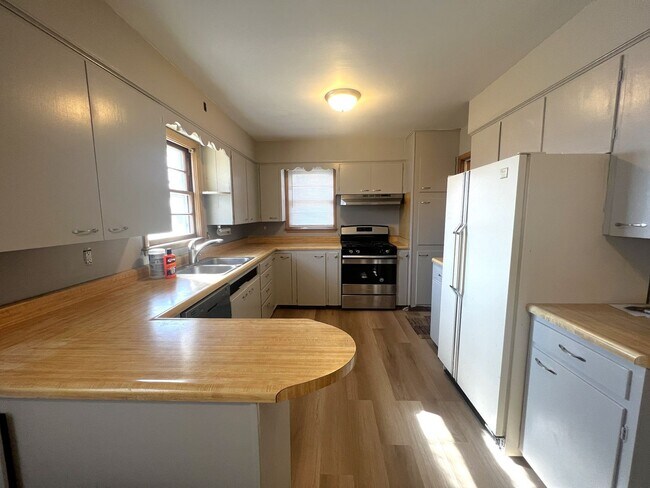 Building Photo - 1805 High St - Available February 15th, 2024