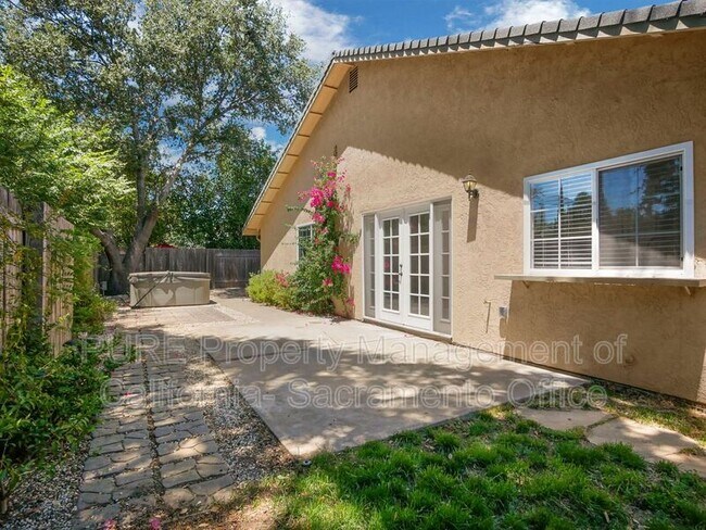 Building Photo - 8330 Foxfire Dr