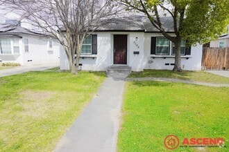 Building Photo - 3108 Oak Pl