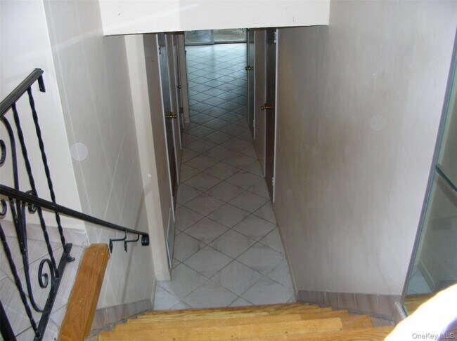 Foto del edificio - 57-04 Cloverdale Blvd