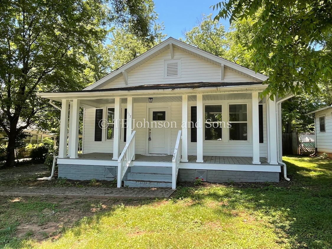 Primary Photo - Charming 3 Bedroom 2 Bath Newly Renovated!