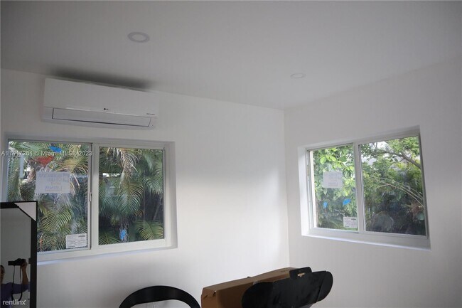 Building Photo - 3 br, 2 bath House - 9500 NW 72nd Ct # 1