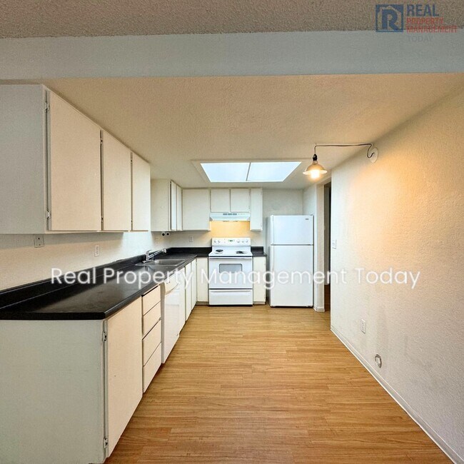 Building Photo - 3 Bedroom Unit in University Place!