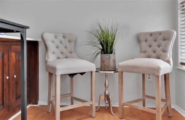 Building Photo - 2411 Huntingdon, 2411