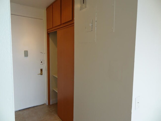 Building Photo - 420 E 102nd St