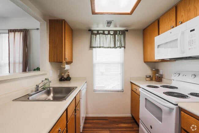 2BR, 2BA - 986SF - Eaglerock Village Apartments