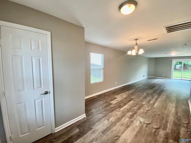 Building Photo - 3129 Lakeland Dr SW