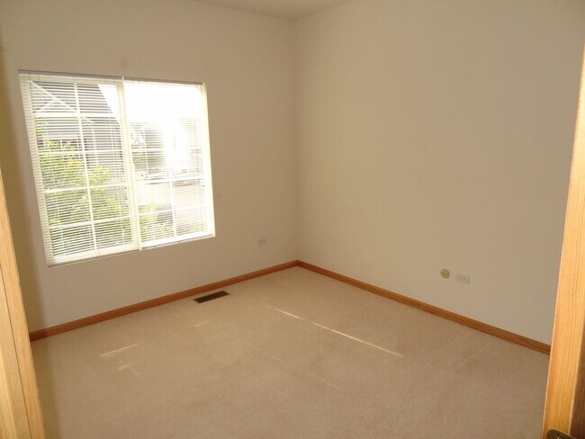Building Photo - Beautiful & Very Spacious End Unit 2 bedro...