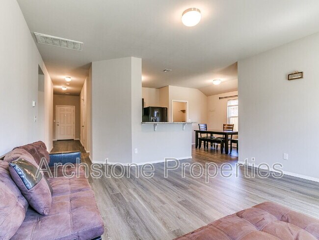 Foto del edificio - 1308 Dustin Dr