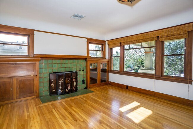 Building Photo - Beautifully restored historic home
