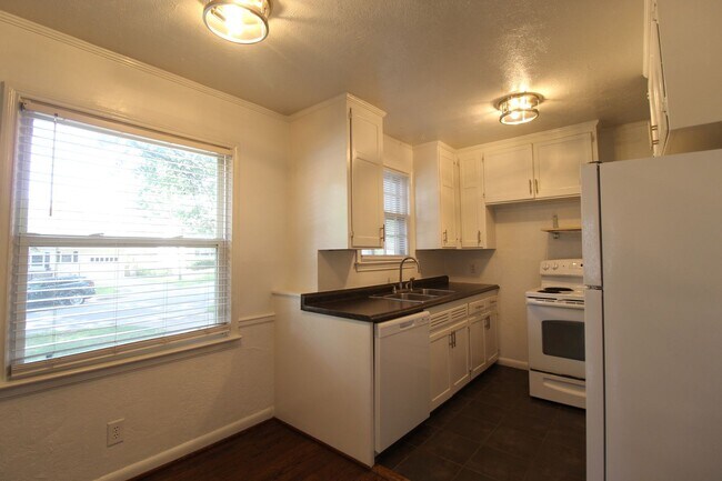 Building Photo - 2 Bedroom 1 Bath Home in Roeland Park