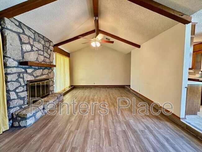 Foto del edificio - 625 Rosewood Ct
