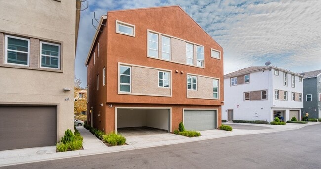 Building Photo - 2700 E Chaucer St
