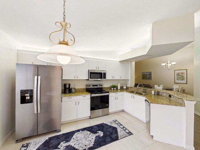 Foto del edificio - Furnished Seasonal or Annual Rental in Pipers Grove – 3BR Townhome with Lake View