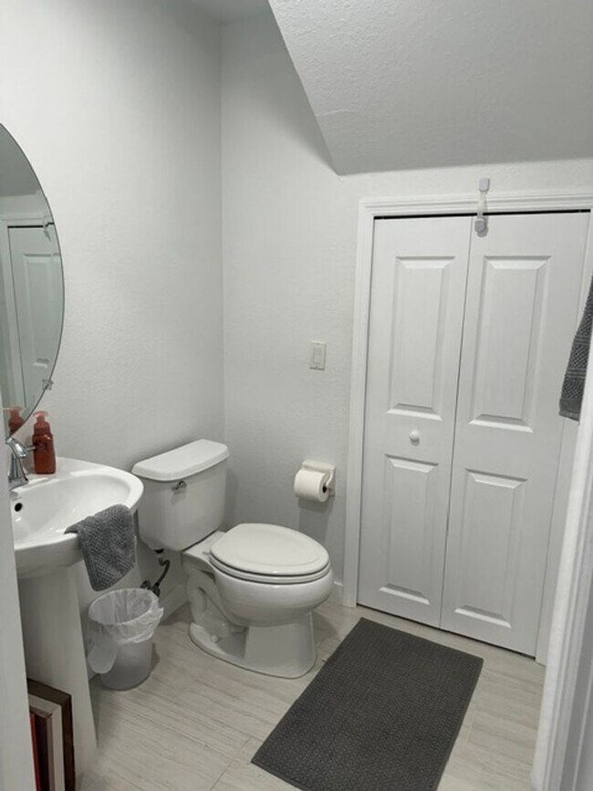 Building Photo - 9085 Gervais Cir