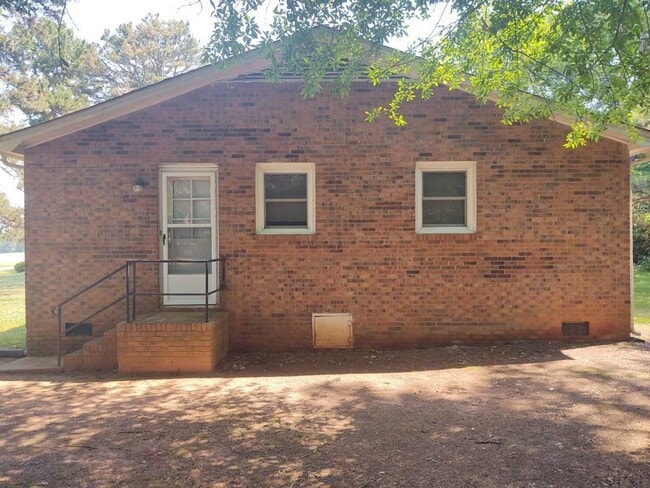 Building Photo - 2/1 Duplex Apartment Available