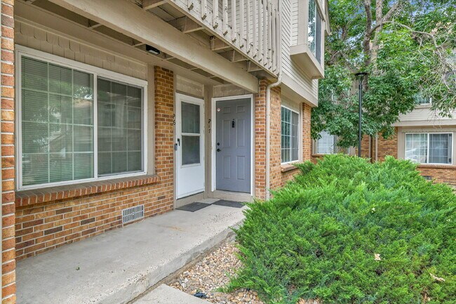 Foto del edificio - $1,775 - 2 Bed, 2.5 Bath End Unit in Auror...
