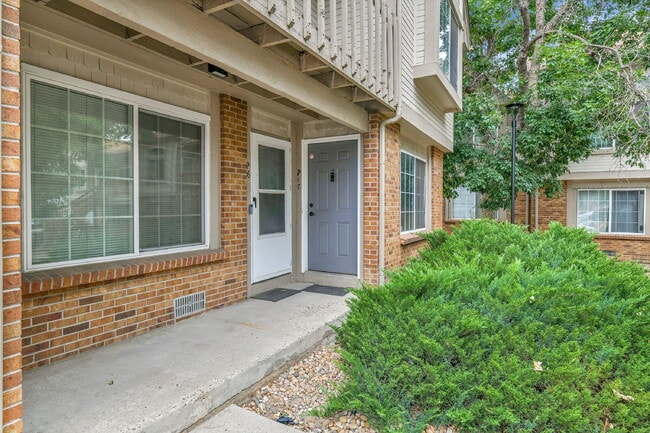 Building Photo - $1,775 - 2 Bed, 2.5 Bath End Unit in Auror...